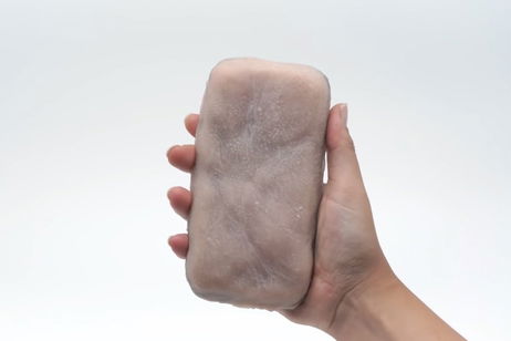 Si eres sensible no mires: conoce la primera funda de móvil de piel humana sintética Si eres sensible no mires: conoce la primera funda de móvil de piel humana sintética