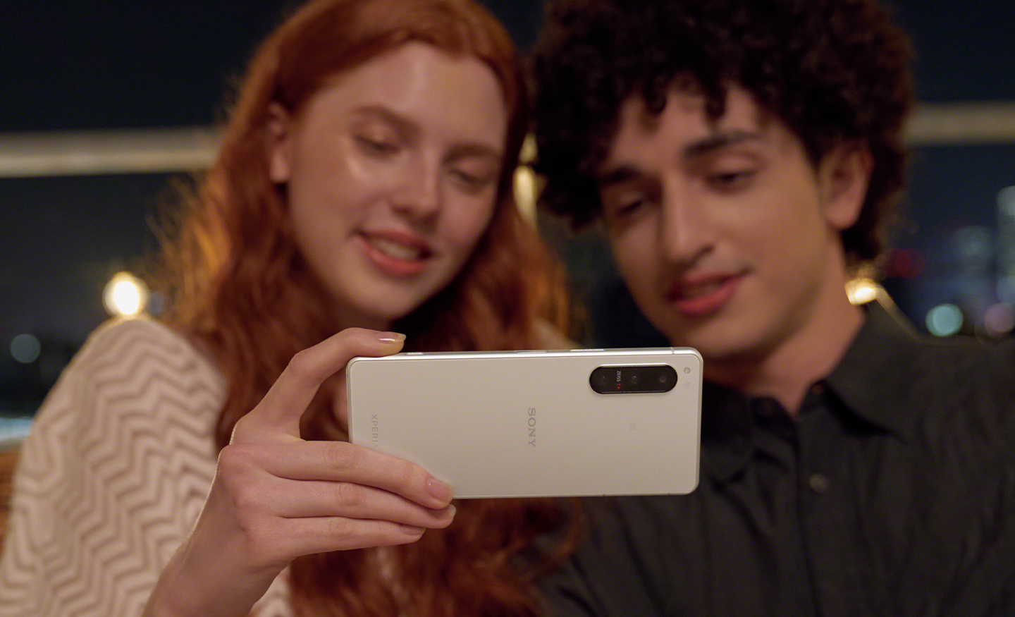 Parte trasera del Xperia 5 IV en color blanco