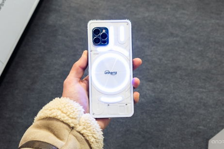 Este clon del Nothing Phone (1) tiene luces RGB y cámara de visión nocturna: lo hemos probado