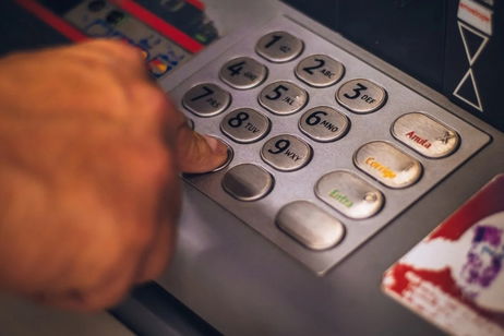 Las comisiones bancarias en España no paran de subir: cada cliente paga de media 5 euros más este año