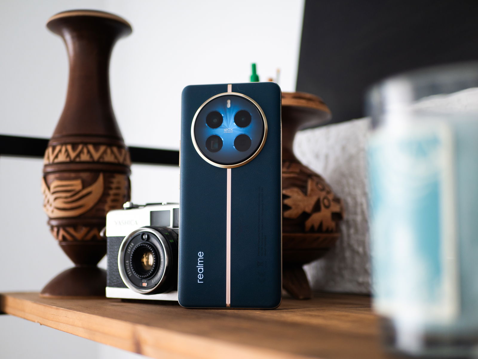 realme 12 Pro Plus azul y dorado