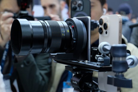 realme ha presentado en el MWC 2025 una bestia fotográfica con cámara principal de 1 pulgada y objetivos intercambiables